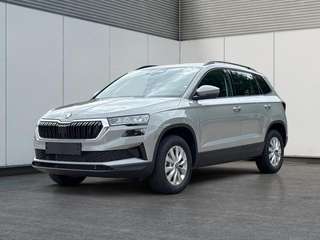 Schräge Frontansicht auf einen Skoda Karoq , freigestellt