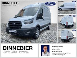 Schräge Frontansicht auf einen Ford Transit , freigestellt