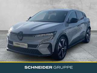 Schräge Frontansicht auf einen Renault Megane E-TECH , freigestellt