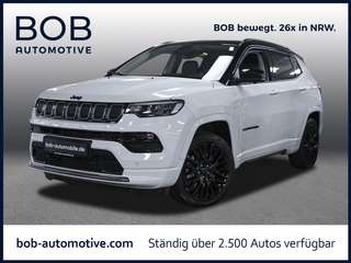Schräge Frontansicht auf einen Jeep Compass , freigestellt