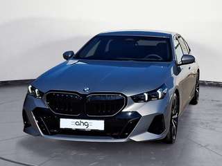 Schräge Frontansicht auf einen BMW 5er-Reihe , freigestellt