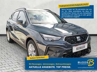 Schräge Frontansicht auf einen SEAT Arona , freigestellt