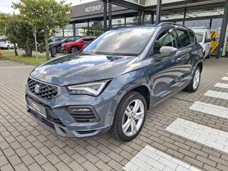 Schräge Frontansicht auf einen SEAT Ateca , freigestellt