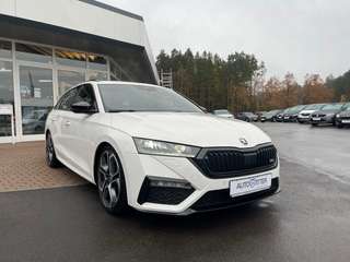 Schräge Frontansicht auf einen Skoda Octavia , freigestellt