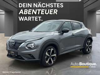Schräge Frontansicht auf einen Nissan JUKE , freigestellt