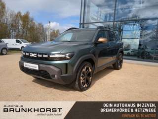 Schräge Frontansicht auf einen Dacia Duster , freigestellt