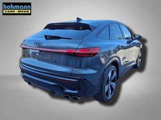 Schräge Frontansicht auf einen Audi SQ5 , freigestellt