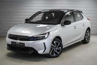 Schräge Frontansicht auf einen Opel Corsa , freigestellt