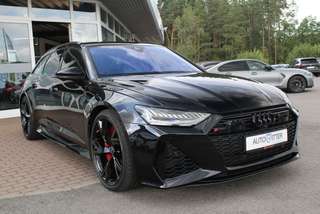 Schräge Frontansicht auf einen Audi RS6 , freigestellt