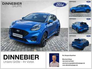 Schräge Frontansicht auf einen Ford Puma , freigestellt