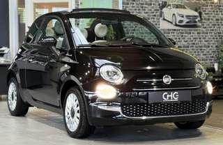Schräge Frontansicht auf einen Fiat 500 , freigestellt
