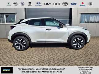 Schräge Frontansicht auf einen Nissan JUKE , freigestellt