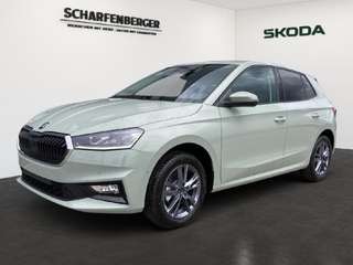 Schräge Frontansicht auf einen Skoda Fabia , freigestellt