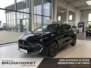 Schräge Frontansicht auf einen Renault Clio , freigestellt