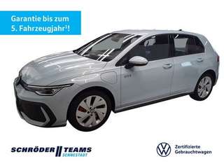 Schräge Frontansicht auf einen Volkswagen Golf , freigestellt