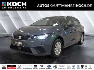 Schräge Frontansicht auf einen SEAT Ibiza , freigestellt