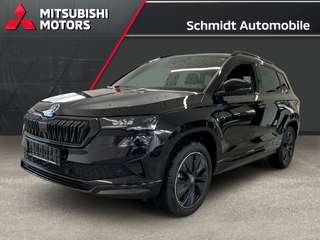 Schräge Frontansicht auf einen Skoda Karoq , freigestellt