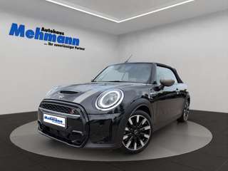 Schräge Frontansicht auf einen MINI COOPER , freigestellt