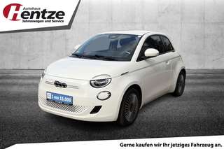 Schräge Frontansicht auf einen Fiat 500 , freigestellt