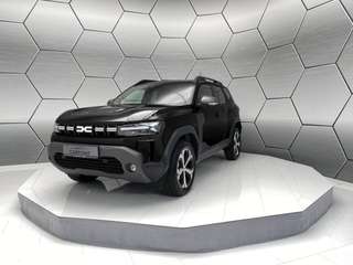 Schräge Frontansicht auf einen Dacia Duster , freigestellt