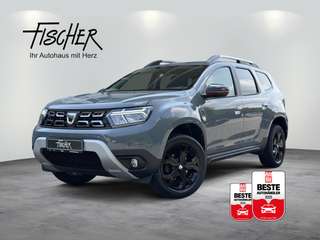 Schräge Frontansicht auf einen Dacia Duster , freigestellt