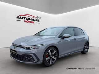 Schräge Frontansicht auf einen Volkswagen Golf , freigestellt