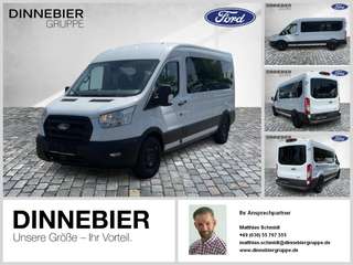 Schräge Frontansicht auf einen Ford Transit , freigestellt