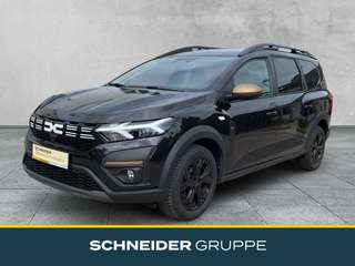 Schräge Frontansicht auf einen Dacia Jogger , freigestellt