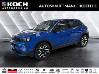 Schräge Frontansicht auf einen Opel Mokka , freigestellt