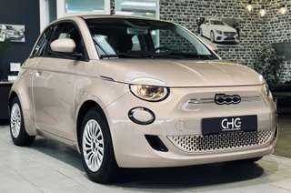 Schräge Frontansicht auf einen Fiat 500 , freigestellt