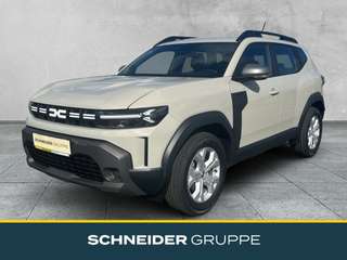 Schräge Frontansicht auf einen Dacia Duster , freigestellt
