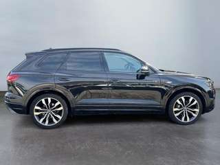 Schräge Frontansicht auf einen Volkswagen Touareg , freigestellt