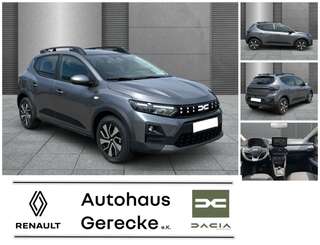 Schräge Frontansicht auf einen Dacia Sandero , freigestellt