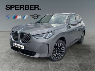 Schräge Frontansicht auf einen BMW X3 , freigestellt