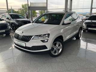 Schräge Frontansicht auf einen Skoda Karoq , freigestellt