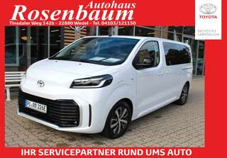 Schräge Frontansicht auf einen Toyota Proace , freigestellt