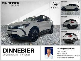 Schräge Frontansicht auf einen Opel Grandland X , freigestellt