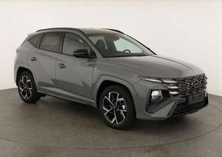 Schräge Frontansicht auf einen Hyundai Tucson , freigestellt
