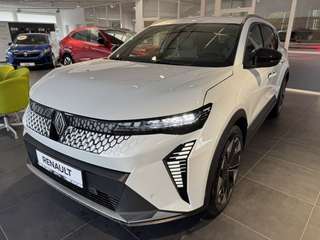 Schräge Frontansicht auf einen Renault Scenic E-TECH , freigestellt