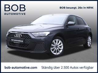 Schräge Frontansicht auf einen Audi A1 , freigestellt