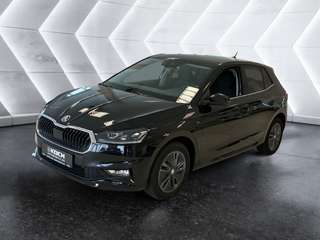 Schräge Frontansicht auf einen Skoda Fabia , freigestellt