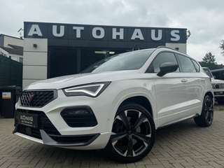Schräge Frontansicht auf einen CUPRA Ateca , freigestellt