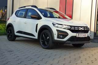 Schräge Frontansicht auf einen Dacia Sandero , freigestellt