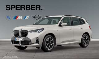 Schräge Frontansicht auf einen BMW X3 , freigestellt