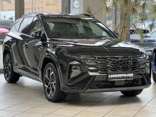 Schräge Frontansicht auf einen Hyundai Tucson , freigestellt