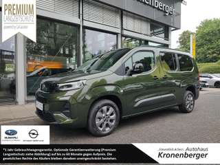 Schräge Frontansicht auf einen Opel Combo Life , freigestellt