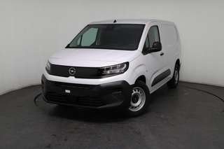 Schräge Frontansicht auf einen Opel Combo , freigestellt