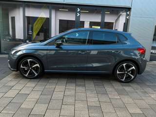 Schräge Frontansicht auf einen SEAT Ibiza , freigestellt