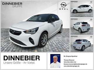 Schräge Frontansicht auf einen Opel Corsa , freigestellt