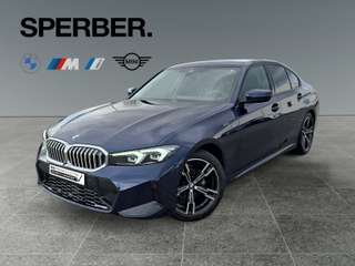 Schräge Frontansicht auf einen BMW 3er-Reihe , freigestellt